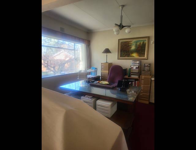 3 BEDROOM FREEHOLD FOR SALE IN POLLAK PARK